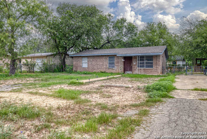 photo 2: 134 Cardwell, Uvalde TX 78801