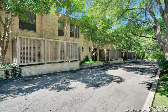 photo 2: 138 Chichester Pl Unit 138, San Antonio TX 78209