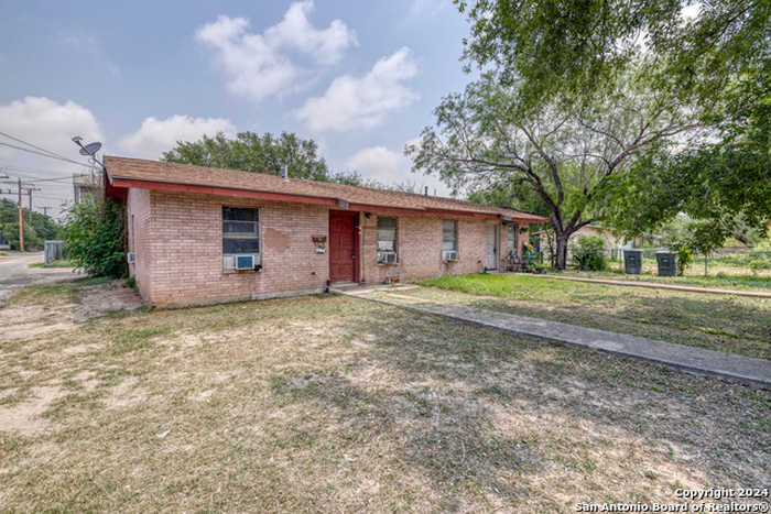 photo 2: 124 E CARDWELL ST, Uvalde TX 78801