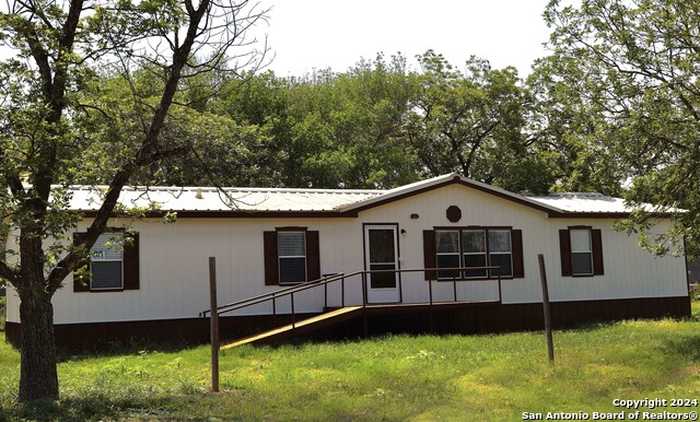 photo 1: 217 W. Commerce St, Uvalde TX 78801