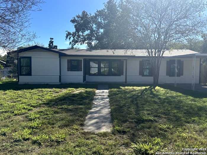 photo 1: 1019 W GOODWIN ST, Pleasanton TX 78064