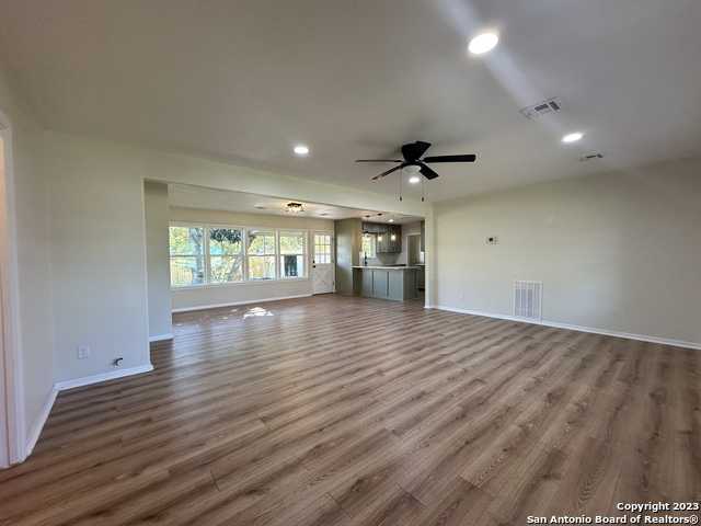 photo 3: 1019 W GOODWIN ST, Pleasanton TX 78064