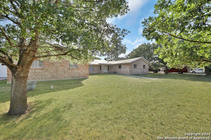 photo 1: 415 HAM LN, Uvalde TX 78801