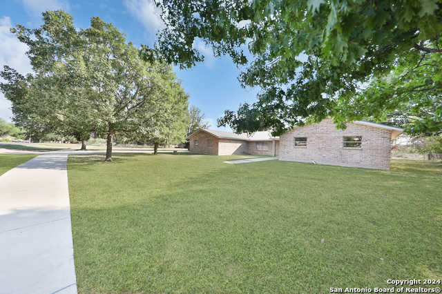 photo 2: 415 HAM LN, Uvalde TX 78801