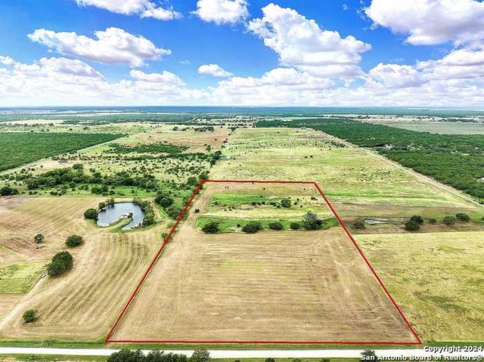 photo 1: 3192 atascosa county road 101, Floresville TX 78114