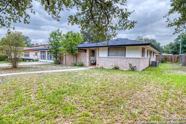 photo 1: 736 N SKYLANE DR, Uvalde TX 78801