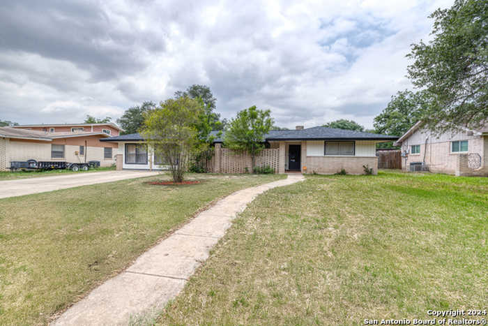 photo 2: 736 N SKYLANE DR, Uvalde TX 78801