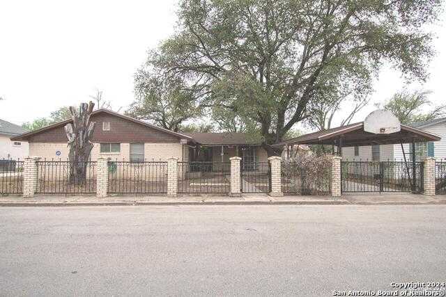 photo 1: 111 casa blanca, Del Rio TX 78840