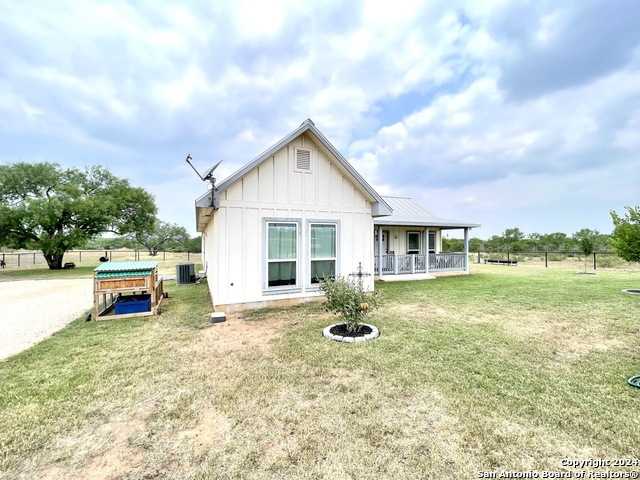 photo 2: 977 Private Road 1688, Moore TX 78057