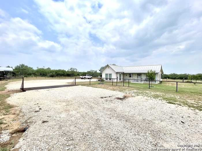 photo 2: 977 Private Road 1688, Moore TX 78057