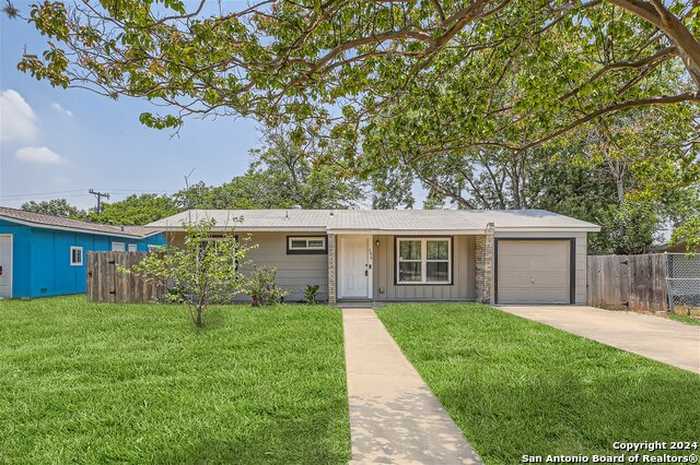 photo 1: 106 Newport Dr, San Antonio TX 78218