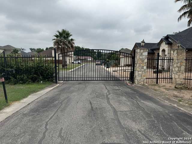 photo 2: 103 SUTTON PL, Uvalde TX 78801