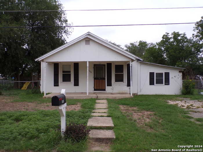 photo 1: 108 W KNIPPA ST, Uvalde TX 78801