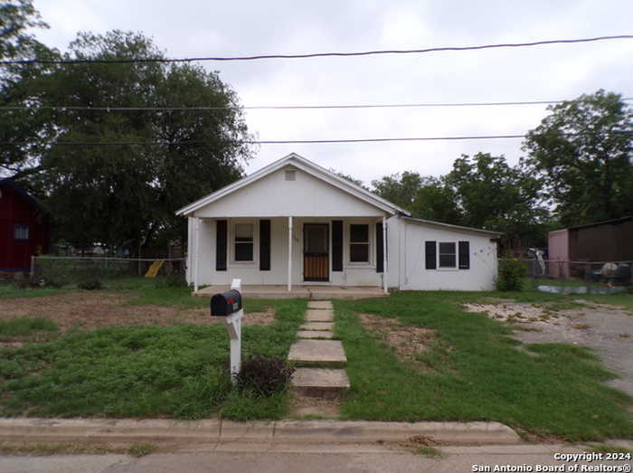 photo 2: 108 W KNIPPA ST, Uvalde TX 78801