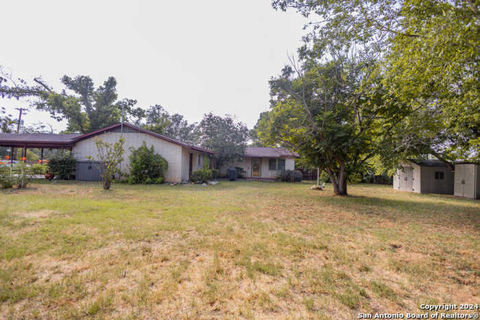 photo 2: 712 DOVE AVE, Devine TX 78016