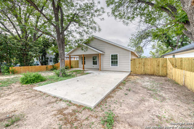 photo 1: 703 W CARGILE ST, Uvalde TX 78801