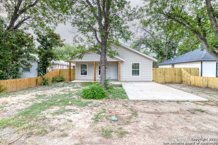 photo 2: 703 W CARGILE ST, Uvalde TX 78801