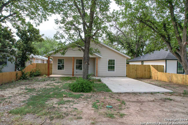 photo 3: 703 W CARGILE ST, Uvalde TX 78801