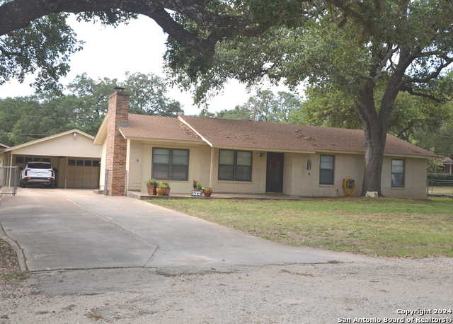 photo 1: 522 WILLIAMSBURG RD, Devine TX 78016