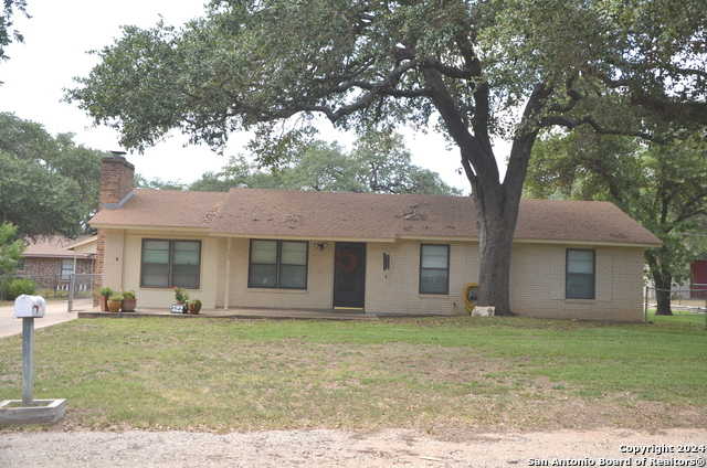 photo 2: 522 WILLIAMSBURG RD, Devine TX 78016