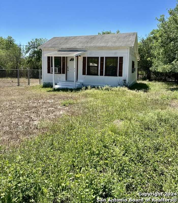 photo 2: 415 N 2nd Street, Uvalde TX 78801