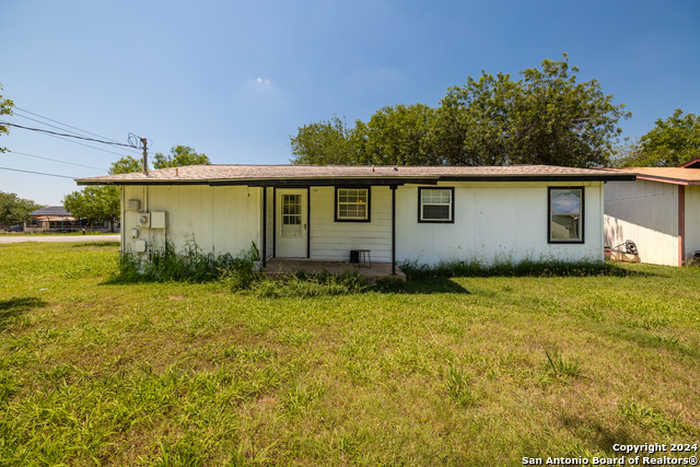 photo 15: 906 BROADWAY ST, Jourdanton TX 78026