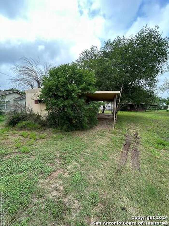 photo 2: 909, 911 & 913 PALM ST, Jourdanton TX 78026