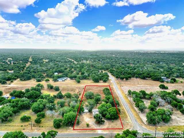 photo 2: 802 Eagle Creek Dr, Floresville TX 78114