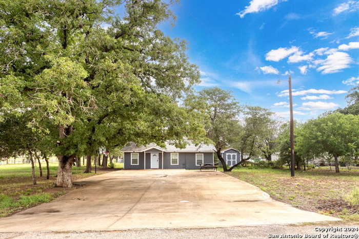 photo 1: 305 CREEKVIEW DR, Floresville TX 78114