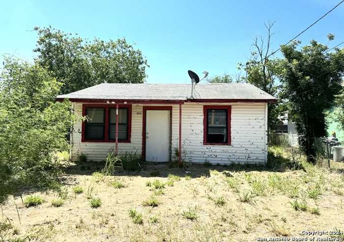 photo 1: 301.5 SALTILLO ST, Carrizo Springs TX 78834