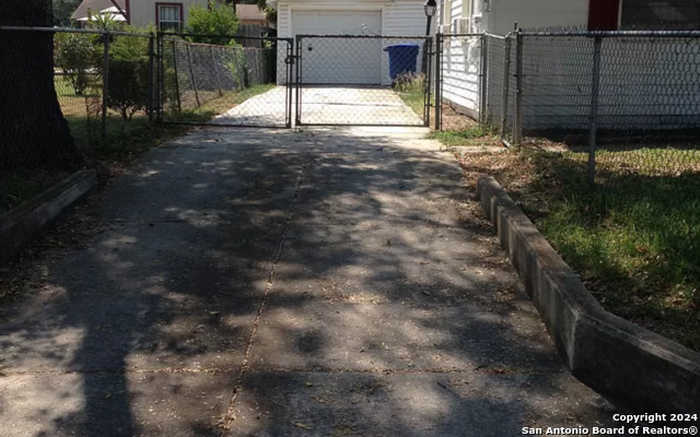 photo 2: 418 LINARES ST, San Antonio TX 78225