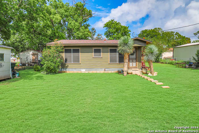 photo 2: 804 N Guadalupe St, Seguin TX 78155