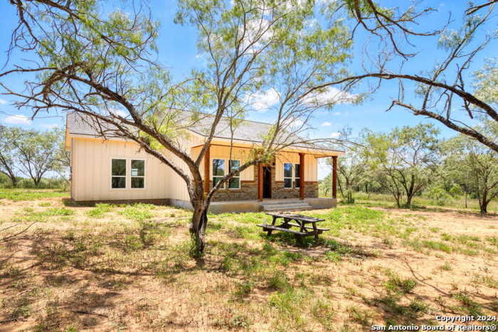 photo 2: 255 COUNTY ROAD 146, Floresville TX 78114