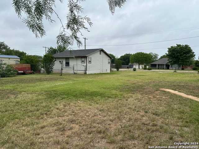 photo 3: 418 N Ceder St, Pearsall TX 78061