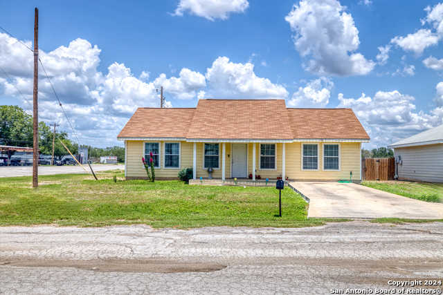 photo 1: 400 E Brazos St, Uvalde TX 78801