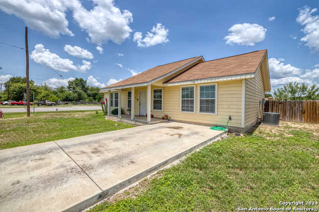 photo 3: 400 E Brazos St, Uvalde TX 78801