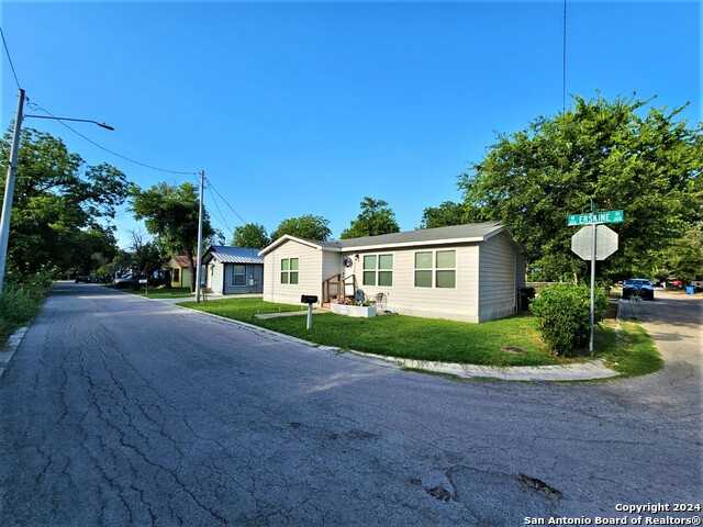 photo 1: 415 N ERSKINE ST, Seguin TX 78155