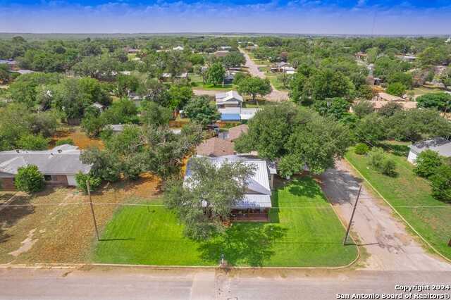 photo 2: 1004 East Trinity St, Pearsall TX 78061