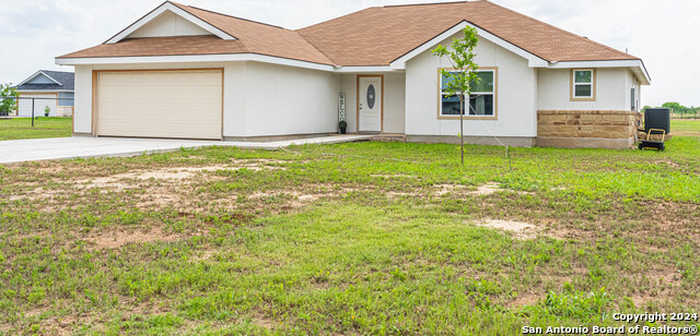 photo 1: 2519 county road 5710, Devine TX 78016