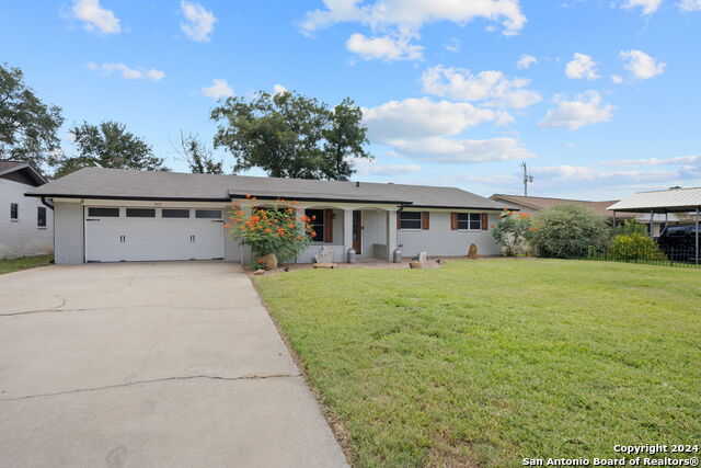 photo 2: 317 LULLWOOD ST, Pleasanton TX 78064