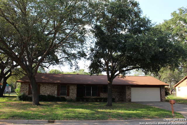 photo 1: 1112 Oak Crest Dr, Pleasanton TX 78064