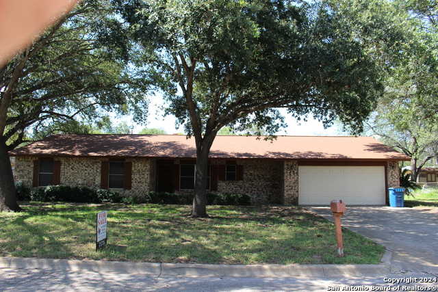 photo 2: 1112 Oak Crest Dr, Pleasanton TX 78064