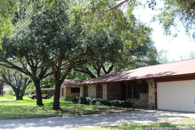 photo 3: 1112 Oak Crest Dr, Pleasanton TX 78064