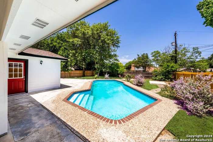 photo 1: 8323 STARCREST DR, San Antonio TX 78218