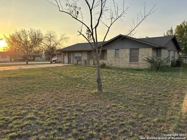 photo 3: 608 Leona St, Cotulla TX 78014