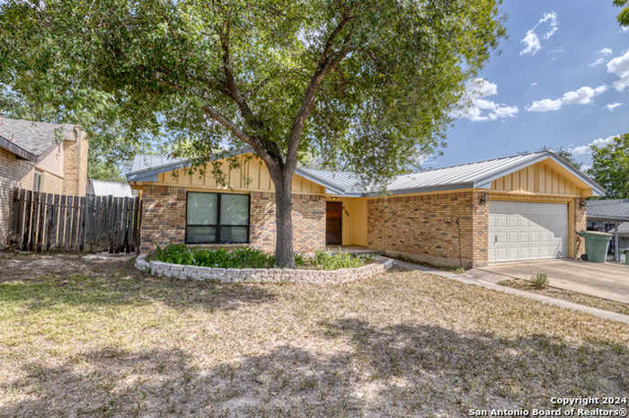 photo 1: 605 E LEONA ST, Uvalde TX 78801