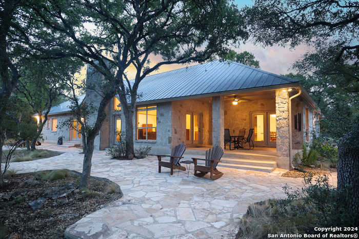 photo 2: 204 SANDY OAKS DR, Boerne TX 78015