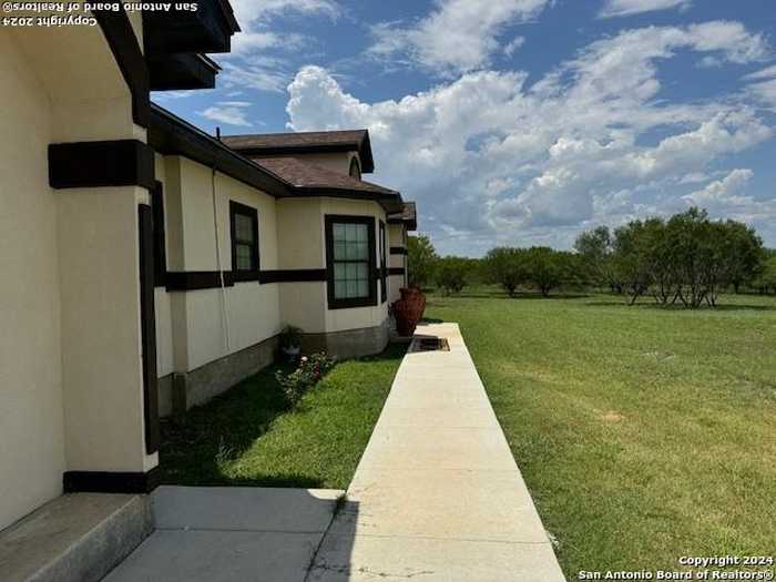 photo 2: 1110 ATASCOSA COUNTY ROAD 101, Floresville TX 78114