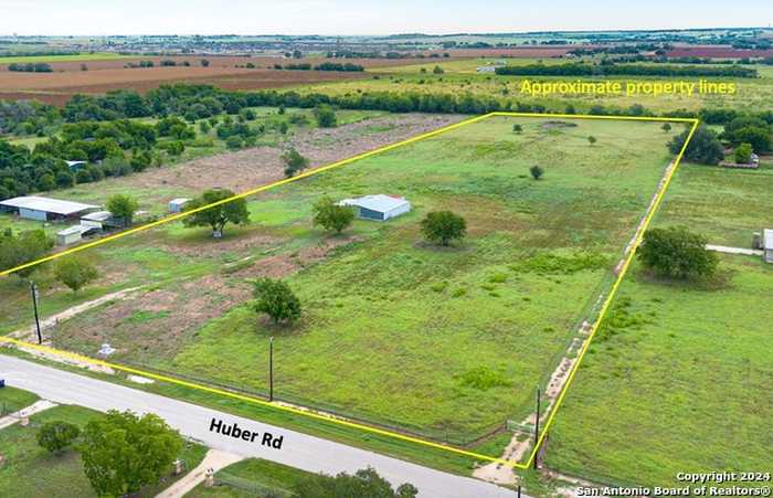 photo 1: 8401 HUBER RD, Seguin TX 78155