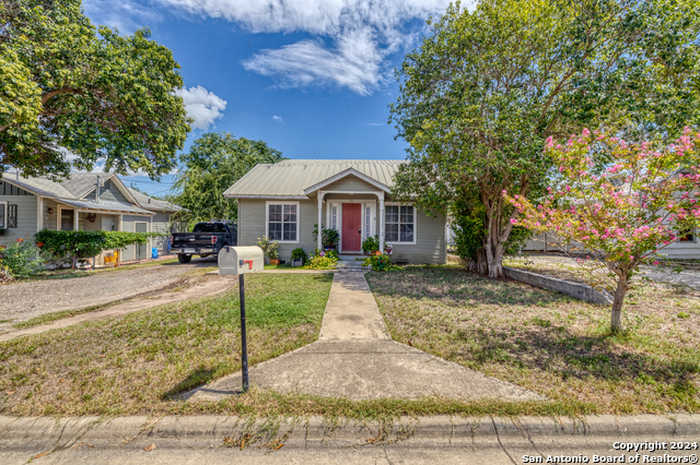 photo 1: 111 E LEONA ST, Uvalde TX 78801